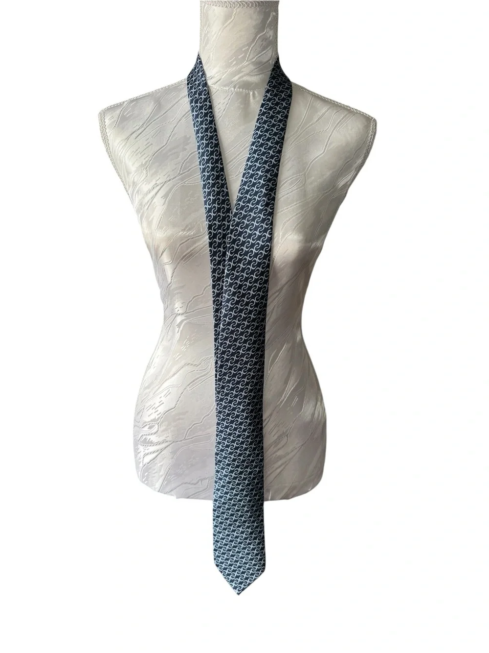Hermès Maillonmorphose tie featuring a whimsical chainlink pattern